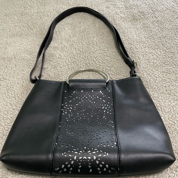 Black purse with magnetic closure inside pockets and a zipper adjustable strap - Picture 3 of 8